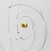 Flensted Mobiles(フレンステッド・モビール)は、1953年創業のデンマーク発・モビール専門ブランド。北欧デザインの文脈に立脚し、造形・質量配分・回転慣性を最適化して、わずかな気流でも自律的に表情を変える構成美を追求します。各パーツは重心とトルクの釣り合いを精密に設計し、静止と運動のあいだを往還する“動く彫刻”として空間に時間軸を付与。代表作「Lucky Storks」から幾何学、鳥類、気球まで多彩で、紙・ステンレス・木材の軽量構造は施工負荷が小さく、住宅・商業・ホスピタリティ・キッズ空間に適合します。現在もデンマーク国内で手作業組立・品質管理を徹底し、視覚ノイズを抑えた運動リズムが集中・鎮静・遊び心をもたらします。北欧インテリアの天井飾りや吊り下げモビールとして、リビング・子供部屋・出産祝いギフトに最適なデンマーク製の正規品です。