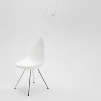 Flensted Mobiles(フレンステッド・モビール)は、1953年創業のデンマーク発・モビール専門ブランド。北欧デザインの文脈に立脚し、造形・質量配分・回転慣性を最適化して、わずかな気流でも自律的に表情を変える構成美を追求します。各パーツは重心とトルクの釣り合いを精密に設計し、静止と運動のあいだを往還する“動く彫刻”として空間に時間軸を付与。代表作「Lucky Storks」から幾何学、鳥類、気球まで多彩で、紙・ステンレス・木材の軽量構造は施工負荷が小さく、住宅・商業・ホスピタリティ・キッズ空間に適合します。現在もデンマーク国内で手作業組立・品質管理を徹底し、視覚ノイズを抑えた運動リズムが集中・鎮静・遊び心をもたらします。北欧インテリアの天井飾りや吊り下げモビールとして、リビング・子供部屋・出産祝いギフトに最適なデンマーク製の正規品です。