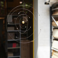 Flensted Mobiles(フレンステッド・モビール)は、1953年創業のデンマーク発・モビール専門ブランド。北欧デザインの文脈に立脚し、造形・質量配分・回転慣性を最適化して、わずかな気流でも自律的に表情を変える構成美を追求します。各パーツは重心とトルクの釣り合いを精密に設計し、静止と運動のあいだを往還する“動く彫刻”として空間に時間軸を付与。代表作「Lucky Storks」から幾何学、鳥類、気球まで多彩で、紙・ステンレス・木材の軽量構造は施工負荷が小さく、住宅・商業・ホスピタリティ・キッズ空間に適合します。現在もデンマーク国内で手作業組立・品質管理を徹底し、視覚ノイズを抑えた運動リズムが集中・鎮静・遊び心をもたらします。北欧インテリアの天井飾りや吊り下げモビールとして、リビング・子供部屋・出産祝いギフトに最適なデンマーク製の正規品です。