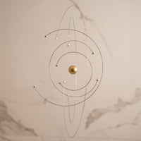 Flensted Mobiles(フレンステッド・モビール)は、1953年創業のデンマーク発・モビール専門ブランド。北欧デザインの文脈に立脚し、造形・質量配分・回転慣性を最適化して、わずかな気流でも自律的に表情を変える構成美を追求します。各パーツは重心とトルクの釣り合いを精密に設計し、静止と運動のあいだを往還する“動く彫刻”として空間に時間軸を付与。代表作「Lucky Storks」から幾何学、鳥類、気球まで多彩で、紙・ステンレス・木材の軽量構造は施工負荷が小さく、住宅・商業・ホスピタリティ・キッズ空間に適合します。現在もデンマーク国内で手作業組立・品質管理を徹底し、視覚ノイズを抑えた運動リズムが集中・鎮静・遊び心をもたらします。北欧インテリアの天井飾りや吊り下げモビールとして、リビング・子供部屋・出産祝いギフトに最適なデンマーク製の正規品です。