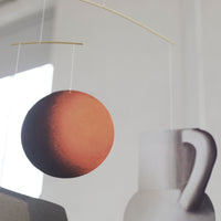Flensted Mobiles(フレンステッド・モビール)は、1953年創業のデンマーク発・モビール専門ブランド。北欧デザインの文脈に立脚し、造形・質量配分・回転慣性を最適化して、わずかな気流でも自律的に表情を変える構成美を追求します。各パーツは重心とトルクの釣り合いを精密に設計し、静止と運動のあいだを往還する“動く彫刻”として空間に時間軸を付与。代表作「Lucky Storks」から幾何学、鳥類、気球まで多彩で、紙・ステンレス・木材の軽量構造は施工負荷が小さく、住宅・商業・ホスピタリティ・キッズ空間に適合します。現在もデンマーク国内で手作業組立・品質管理を徹底し、視覚ノイズを抑えた運動リズムが集中・鎮静・遊び心をもたらします。北欧インテリアの天井飾りや吊り下げモビールとして、リビング・子供部屋・出産祝いギフトに最適なデンマーク製の正規品です。