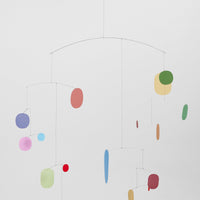 Flensted Mobiles(フレンステッド・モビール)は、1953年創業のデンマーク発・モビール専門ブランド。北欧デザインの文脈に立脚し、造形・質量配分・回転慣性を最適化して、わずかな気流でも自律的に表情を変える構成美を追求します。各パーツは重心とトルクの釣り合いを精密に設計し、静止と運動のあいだを往還する“動く彫刻”として空間に時間軸を付与。代表作「Lucky Storks」から幾何学、鳥類、気球まで多彩で、紙・ステンレス・木材の軽量構造は施工負荷が小さく、住宅・商業・ホスピタリティ・キッズ空間に適合します。現在もデンマーク国内で手作業組立・品質管理を徹底し、視覚ノイズを抑えた運動リズムが集中・鎮静・遊び心をもたらします。北欧インテリアの天井飾りや吊り下げモビールとして、リビング・子供部屋・出産祝いギフトに最適なデンマーク製の正規品です。