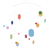 Flensted Mobiles(フレンステッド・モビール)は、1953年創業のデンマーク発・モビール専門ブランド。北欧デザインの文脈に立脚し、造形・質量配分・回転慣性を最適化して、わずかな気流でも自律的に表情を変える構成美を追求します。各パーツは重心とトルクの釣り合いを精密に設計し、静止と運動のあいだを往還する“動く彫刻”として空間に時間軸を付与。代表作「Lucky Storks」から幾何学、鳥類、気球まで多彩で、紙・ステンレス・木材の軽量構造は施工負荷が小さく、住宅・商業・ホスピタリティ・キッズ空間に適合します。現在もデンマーク国内で手作業組立・品質管理を徹底し、視覚ノイズを抑えた運動リズムが集中・鎮静・遊び心をもたらします。北欧インテリアの天井飾りや吊り下げモビールとして、リビング・子供部屋・出産祝いギフトに最適なデンマーク製の正規品です。