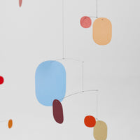 Flensted Mobiles(フレンステッド・モビール)は、1953年創業のデンマーク発・モビール専門ブランド。北欧デザインの文脈に立脚し、造形・質量配分・回転慣性を最適化して、わずかな気流でも自律的に表情を変える構成美を追求します。各パーツは重心とトルクの釣り合いを精密に設計し、静止と運動のあいだを往還する“動く彫刻”として空間に時間軸を付与。代表作「Lucky Storks」から幾何学、鳥類、気球まで多彩で、紙・ステンレス・木材の軽量構造は施工負荷が小さく、住宅・商業・ホスピタリティ・キッズ空間に適合します。現在もデンマーク国内で手作業組立・品質管理を徹底し、視覚ノイズを抑えた運動リズムが集中・鎮静・遊び心をもたらします。北欧インテリアの天井飾りや吊り下げモビールとして、リビング・子供部屋・出産祝いギフトに最適なデンマーク製の正規品です。