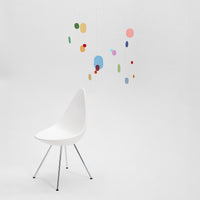 Flensted Mobiles(フレンステッド・モビール)は、1953年創業のデンマーク発・モビール専門ブランド。北欧デザインの文脈に立脚し、造形・質量配分・回転慣性を最適化して、わずかな気流でも自律的に表情を変える構成美を追求します。各パーツは重心とトルクの釣り合いを精密に設計し、静止と運動のあいだを往還する“動く彫刻”として空間に時間軸を付与。代表作「Lucky Storks」から幾何学、鳥類、気球まで多彩で、紙・ステンレス・木材の軽量構造は施工負荷が小さく、住宅・商業・ホスピタリティ・キッズ空間に適合します。現在もデンマーク国内で手作業組立・品質管理を徹底し、視覚ノイズを抑えた運動リズムが集中・鎮静・遊び心をもたらします。北欧インテリアの天井飾りや吊り下げモビールとして、リビング・子供部屋・出産祝いギフトに最適なデンマーク製の正規品です。