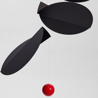 Flensted Mobiles(フレンステッド・モビール)は、1953年創業のデンマーク発・モビール専門ブランド。北欧デザインの文脈に立脚し、造形・質量配分・回転慣性を最適化して、わずかな気流でも自律的に表情を変える構成美を追求します。各パーツは重心とトルクの釣り合いを精密に設計し、静止と運動のあいだを往還する“動く彫刻”として空間に時間軸を付与。代表作「Lucky Storks」から幾何学、鳥類、気球まで多彩で、紙・ステンレス・木材の軽量構造は施工負荷が小さく、住宅・商業・ホスピタリティ・キッズ空間に適合します。現在もデンマーク国内で手作業組立・品質管理を徹底し、視覚ノイズを抑えた運動リズムが集中・鎮静・遊び心をもたらします。北欧インテリアの天井飾りや吊り下げモビールとして、リビング・子供部屋・出産祝いギフトに最適なデンマーク製の正規品です。