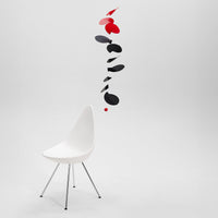 Flensted Mobiles(フレンステッド・モビール)は、1953年創業のデンマーク発・モビール専門ブランド。北欧デザインの文脈に立脚し、造形・質量配分・回転慣性を最適化して、わずかな気流でも自律的に表情を変える構成美を追求します。各パーツは重心とトルクの釣り合いを精密に設計し、静止と運動のあいだを往還する“動く彫刻”として空間に時間軸を付与。代表作「Lucky Storks」から幾何学、鳥類、気球まで多彩で、紙・ステンレス・木材の軽量構造は施工負荷が小さく、住宅・商業・ホスピタリティ・キッズ空間に適合します。現在もデンマーク国内で手作業組立・品質管理を徹底し、視覚ノイズを抑えた運動リズムが集中・鎮静・遊び心をもたらします。北欧インテリアの天井飾りや吊り下げモビールとして、リビング・子供部屋・出産祝いギフトに最適なデンマーク製の正規品です。