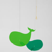 Flensted Mobiles(フレンステッド・モビール)は、1953年創業のデンマーク発・モビール専門ブランド。北欧デザインの文脈に立脚し、造形・質量配分・回転慣性を最適化して、わずかな気流でも自律的に表情を変える構成美を追求します。各パーツは重心とトルクの釣り合いを精密に設計し、静止と運動のあいだを往還する“動く彫刻”として空間に時間軸を付与。代表作「Lucky Storks」から幾何学、鳥類、気球まで多彩で、紙・ステンレス・木材の軽量構造は施工負荷が小さく、住宅・商業・ホスピタリティ・キッズ空間に適合します。現在もデンマーク国内で手作業組立・品質管理を徹底し、視覚ノイズを抑えた運動リズムが集中・鎮静・遊び心をもたらします。北欧インテリアの天井飾りや吊り下げモビールとして、リビング・子供部屋・出産祝いギフトに最適なデンマーク製の正規品です。