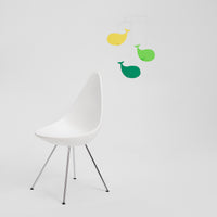 Flensted Mobiles(フレンステッド・モビール)は、1953年創業のデンマーク発・モビール専門ブランド。北欧デザインの文脈に立脚し、造形・質量配分・回転慣性を最適化して、わずかな気流でも自律的に表情を変える構成美を追求します。各パーツは重心とトルクの釣り合いを精密に設計し、静止と運動のあいだを往還する“動く彫刻”として空間に時間軸を付与。代表作「Lucky Storks」から幾何学、鳥類、気球まで多彩で、紙・ステンレス・木材の軽量構造は施工負荷が小さく、住宅・商業・ホスピタリティ・キッズ空間に適合します。現在もデンマーク国内で手作業組立・品質管理を徹底し、視覚ノイズを抑えた運動リズムが集中・鎮静・遊び心をもたらします。北欧インテリアの天井飾りや吊り下げモビールとして、リビング・子供部屋・出産祝いギフトに最適なデンマーク製の正規品です。
