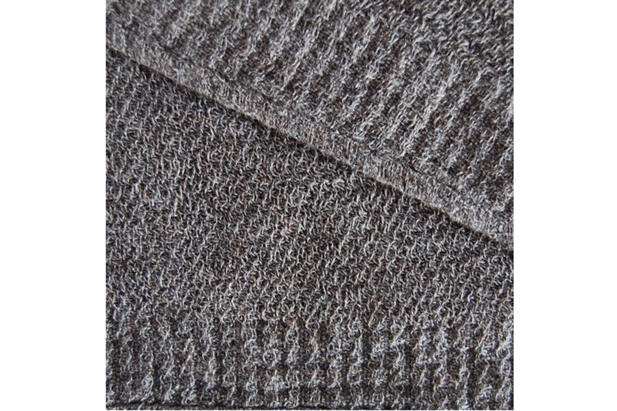 ラーナはイタリア語で、毛織物を意味するLanaから名前をつけたタオルで、ニットのような風合いと心地良いフィット感が特徴です。コンテックスオリジナルの糸を使用し、落ち着いた色使いの中にも独特な深みがあり、タオル表面の細かい凹凸が、滑らかな肌触りを感じさせてくれます。またタオルの織りでニットのような柔らかさを表現しており、加工の工程では、不純物の少ない石鎚山の湧き水をたっぷりと使用し、ゆっくりと時間をかけて製品洗いを施こすことで、綿本来の柔らかさを長い間感じていただけるタオルになりました。コンテックスは、100年以上の歴史をもつタオルの一大生産地今治で、安心・安全な生産加工を行っています。