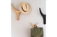 EKTAは、北欧デザインの伝統を受け継いだデンマークのデザインブランドです(2022年より、byWirthブランドはEKTALivingブランドの傘下になりました)。彼らは本当に美しいデザインは機械ではなく手作業で作られるべきと考え、熟練した職人によってそれぞれの作品を製造しています。