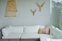 EKTAは、北欧デザインの伝統を受け継いだデンマークのデザインブランドです(2022年より、byWirthブランドはEKTALivingブランドの傘下になりました)。彼らは本当に美しいデザインは機械ではなく手作業で作られるべきと考え、熟練した職人によってそれぞれの作品を製造しています。