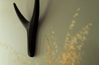 EKTAは、北欧デザインの伝統を受け継いだデンマークのデザインブランドです(2022年より、byWirthブランドはEKTALivingブランドの傘下になりました)。彼らは本当に美しいデザインは機械ではなく手作業で作られるべきと考え、熟練した職人によってそれぞれの作品を製造しています。