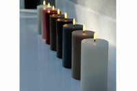 UYUNI Lighting(ウユニ・ライティング)は、デンマークのLEDで本物のキャンドル体験を再現するライティングブランドです。最大の魅力は、特許取得のユニークな「3Dフレーム(炎)」と、目で追ってしまうほど自然なフリッカー表現。灯りの芯が立ち上がるように見える立体的な炎は、見る角度によって表情が変わり、テーブル上のガラス器や壁面に繊細な陰影を落とします。見た目はクラシック、手触りはラグジュアリー、内部機構はイノベーティブ、伝統的なキャンドルの佇まいを、現代のテクノロジーで静かにアップデートしました。外装には本物のワックス(パラフィン加工の表面仕上げ)を用い、日中に置いてあるだけでも上質なオブジェのような存在感。夜は色温度のやさしい光で、北欧らしいhygge(ヒュッゲ)の空気を手軽にまとえます。インテリアの審美眼に応えるプロップとして完成度の高いLEDキャンドルです。
