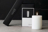 UYUNI Lighting(ウユニ・ライティング)は、デンマークのLEDで本物のキャンドル体験を再現するライティングブランドです。最大の魅力は、特許取得のユニークな「3Dフレーム(炎)」と、目で追ってしまうほど自然なフリッカー表現。灯りの芯が立ち上がるように見える立体的な炎は、見る角度によって表情が変わり、テーブル上のガラス器や壁面に繊細な陰影を落とします。見た目はクラシック、手触りはラグジュアリー、内部機構はイノベーティブ、伝統的なキャンドルの佇まいを、現代のテクノロジーで静かにアップデートしました。外装には本物のワックス(パラフィン加工の表面仕上げ)を用い、日中に置いてあるだけでも上質なオブジェのような存在感。夜は色温度のやさしい光で、北欧らしいhygge(ヒュッゲ)の空気を手軽にまとえます。インテリアの審美眼に応えるプロップとして完成度の高いLEDキャンドルです。