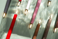 UYUNI Lighting(ウユニ・ライティング)は、デンマークのLEDで本物のキャンドル体験を再現するライティングブランドです。最大の魅力は、特許取得のユニークな「3Dフレーム(炎)」と、目で追ってしまうほど自然なフリッカー表現。灯りの芯が立ち上がるように見える立体的な炎は、見る角度によって表情が変わり、テーブル上のガラス器や壁面に繊細な陰影を落とします。見た目はクラシック、手触りはラグジュアリー、内部機構はイノベーティブ、伝統的なキャンドルの佇まいを、現代のテクノロジーで静かにアップデートしました。外装には本物のワックス(パラフィン加工の表面仕上げ)を用い、日中に置いてあるだけでも上質なオブジェのような存在感。夜は色温度のやさしい光で、北欧らしいhygge(ヒュッゲ)の空気を手軽にまとえます。インテリアの審美眼に応えるプロップとして完成度の高いLEDキャンドルです。