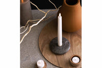 UYUNI Lighting(ウユニ・ライティング)は、デンマークのLEDで本物のキャンドル体験を再現するライティングブランドです。最大の魅力は、特許取得のユニークな「3Dフレーム(炎)」と、目で追ってしまうほど自然なフリッカー表現。灯りの芯が立ち上がるように見える立体的な炎は、見る角度によって表情が変わり、テーブル上のガラス器や壁面に繊細な陰影を落とします。見た目はクラシック、手触りはラグジュアリー、内部機構はイノベーティブ、伝統的なキャンドルの佇まいを、現代のテクノロジーで静かにアップデートしました。外装には本物のワックス(パラフィン加工の表面仕上げ)を用い、日中に置いてあるだけでも上質なオブジェのような存在感。夜は色温度のやさしい光で、北欧らしいhygge(ヒュッゲ)の空気を手軽にまとえます。インテリアの審美眼に応えるプロップとして完成度の高いLEDキャンドルです。