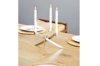 UYUNI Lighting(ウユニ・ライティング)は、デンマークのLEDで本物のキャンドル体験を再現するライティングブランドです。最大の魅力は、特許取得のユニークな「3Dフレーム(炎)」と、目で追ってしまうほど自然なフリッカー表現。灯りの芯が立ち上がるように見える立体的な炎は、見る角度によって表情が変わり、テーブル上のガラス器や壁面に繊細な陰影を落とします。見た目はクラシック、手触りはラグジュアリー、内部機構はイノベーティブ、伝統的なキャンドルの佇まいを、現代のテクノロジーで静かにアップデートしました。外装には本物のワックス(パラフィン加工の表面仕上げ)を用い、日中に置いてあるだけでも上質なオブジェのような存在感。夜は色温度のやさしい光で、北欧らしいhygge(ヒュッゲ)の空気を手軽にまとえます。インテリアの審美眼に応えるプロップとして完成度の高いLEDキャンドルです。