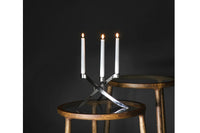 UYUNI Lighting(ウユニ・ライティング)は、デンマークのLEDで本物のキャンドル体験を再現するライティングブランドです。最大の魅力は、特許取得のユニークな「3Dフレーム(炎)」と、目で追ってしまうほど自然なフリッカー表現。灯りの芯が立ち上がるように見える立体的な炎は、見る角度によって表情が変わり、テーブル上のガラス器や壁面に繊細な陰影を落とします。見た目はクラシック、手触りはラグジュアリー、内部機構はイノベーティブ、伝統的なキャンドルの佇まいを、現代のテクノロジーで静かにアップデートしました。外装には本物のワックス(パラフィン加工の表面仕上げ)を用い、日中に置いてあるだけでも上質なオブジェのような存在感。夜は色温度のやさしい光で、北欧らしいhygge(ヒュッゲ)の空気を手軽にまとえます。インテリアの審美眼に応えるプロップとして完成度の高いLEDキャンドルです。