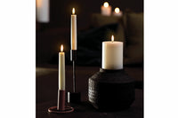 UYUNI Lighting(ウユニ・ライティング)は、デンマークのLEDで本物のキャンドル体験を再現するライティングブランドです。最大の魅力は、特許取得のユニークな「3Dフレーム(炎)」と、目で追ってしまうほど自然なフリッカー表現。灯りの芯が立ち上がるように見える立体的な炎は、見る角度によって表情が変わり、テーブル上のガラス器や壁面に繊細な陰影を落とします。見た目はクラシック、手触りはラグジュアリー、内部機構はイノベーティブ、伝統的なキャンドルの佇まいを、現代のテクノロジーで静かにアップデートしました。外装には本物のワックス(パラフィン加工の表面仕上げ)を用い、日中に置いてあるだけでも上質なオブジェのような存在感。夜は色温度のやさしい光で、北欧らしいhygge(ヒュッゲ)の空気を手軽にまとえます。インテリアの審美眼に応えるプロップとして完成度の高いLEDキャンドルです。