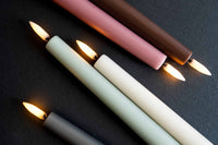 UYUNI Lighting(ウユニ・ライティング)は、デンマークのLEDで本物のキャンドル体験を再現するライティングブランドです。最大の魅力は、特許取得のユニークな「3Dフレーム(炎)」と、目で追ってしまうほど自然なフリッカー表現。灯りの芯が立ち上がるように見える立体的な炎は、見る角度によって表情が変わり、テーブル上のガラス器や壁面に繊細な陰影を落とします。見た目はクラシック、手触りはラグジュアリー、内部機構はイノベーティブ、伝統的なキャンドルの佇まいを、現代のテクノロジーで静かにアップデートしました。外装には本物のワックス(パラフィン加工の表面仕上げ)を用い、日中に置いてあるだけでも上質なオブジェのような存在感。夜は色温度のやさしい光で、北欧らしいhygge(ヒュッゲ)の空気を手軽にまとえます。インテリアの審美眼に応えるプロップとして完成度の高いLEDキャンドルです。