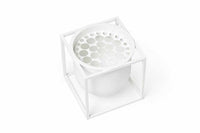byLassenはコペンハーゲンのブランドです。デンマークの建築家MogensLassenとFlemmingLassenはデンマークの機能主義の先駆者で、ユニークなデザインと象徴的なアーキテクチャを発表し、多くの賞を受賞しました。建築家としての傍ら、彼ら自身のスタジオで家具やオブジェクトを設計しました。ドイツ語で立方体を表すKubusのキャンドルホルダーもその頃に設計されています。それらは彼らを尊敬する孫達によって商品として販売され、世界的なデザインアイテムとなりました。今後も新しい世代にラッセンの遺産を伝え続けて行くというシンプルなコンセプトを掲げています。