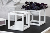 byLassenはコペンハーゲンのブランドです。デンマークの建築家MogensLassenとFlemmingLassenはデンマークの機能主義の先駆者で、ユニークなデザインと象徴的なアーキテクチャを発表し、多くの賞を受賞しました。建築家としての傍ら、彼ら自身のスタジオで家具やオブジェクトを設計しました。ドイツ語で立方体を表すKubusのキャンドルホルダーもその頃に設計されています。それらは彼らを尊敬する孫達によって商品として販売され、世界的なデザインアイテムとなりました。今後も新しい世代にラッセンの遺産を伝え続けて行くというシンプルなコンセプトを掲げています。