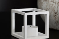 byLassenはコペンハーゲンのブランドです。デンマークの建築家MogensLassenとFlemmingLassenはデンマークの機能主義の先駆者で、ユニークなデザインと象徴的なアーキテクチャを発表し、多くの賞を受賞しました。建築家としての傍ら、彼ら自身のスタジオで家具やオブジェクトを設計しました。ドイツ語で立方体を表すKubusのキャンドルホルダーもその頃に設計されています。それらは彼らを尊敬する孫達によって商品として販売され、世界的なデザインアイテムとなりました。今後も新しい世代にラッセンの遺産を伝え続けて行くというシンプルなコンセプトを掲げています。