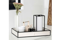 byLassenはコペンハーゲンのブランドです。デンマークの建築家MogensLassenとFlemmingLassenはデンマークの機能主義の先駆者で、ユニークなデザインと象徴的なアーキテクチャを発表し、多くの賞を受賞しました。建築家としての傍ら、彼ら自身のスタジオで家具やオブジェクトを設計しました。ドイツ語で立方体を表すKubusのキャンドルホルダーもその頃に設計されています。それらは彼らを尊敬する孫達によって商品として販売され、世界的なデザインアイテムとなりました。今後も新しい世代にラッセンの遺産を伝え続けて行くというシンプルなコンセプトを掲げています。