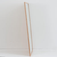 The Poster Club(ポスタークラブ)は、デンマーク・コペンハーゲンを拠点とするオンラインショップで、北欧デザインの高品質なポスターやアートプリントを専門に取り扱っています。新進気鋭の若手アーティストから世界的に活躍する作家まで、多彩なラインナップが魅力。北欧のライフスタイル、ファッション、インテリアデザインのトレンドを取り入れたミニマルで洗練された作品は、シンプルで上質な空間に自然と溶け込みます。ナチュラルインテリアや韓国風の部屋づくり、和モダンテイストにも調和し、アートを取り入れた暮らしを提案。世界中のインテリア雑誌やデザインメディアにも多数掲載されており、感度の高いユーザーからも厚い信頼を集めています。The Poster Clubは、アートプリントを通して日常に美とインスピレーションを届ける、北欧インテリア好きにおすすめのブランドです。