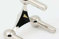 STOFF Copenhagen(旧Just Right社から独立)は、1960年代にWerner Stoffによってデザインされ、Nagel社より販売されていたキャンドルホルダーをSTOFFキャンドルホルダーという名で復刻する権利を得て再現しました。この美しい彫刻のようなキャンドルホルダー、STOFFはデンマークを象徴するデザインで北欧の多くの有名ブロガーやデザインストアなどで紹介されています。