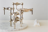 STOFF Copenhagen(旧Just Right社から独立)は、1960年代にWerner Stoffによってデザインされ、Nagel社より販売されていたキャンドルホルダーをSTOFFキャンドルホルダーという名で復刻する権利を得て再現しました。この美しい彫刻のようなキャンドルホルダー、STOFFはデンマークを象徴するデザインで北欧の多くの有名ブロガーやデザインストアなどで紹介されています。