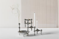 STOFF Copenhagen(旧Just Right社から独立)は、1960年代にWerner Stoffによってデザインされ、Nagel社より販売されていたキャンドルホルダーをSTOFFキャンドルホルダーという名で復刻する権利を得て再現しました。この美しい彫刻のようなキャンドルホルダー、STOFFはデンマークを象徴するデザインで北欧の多くの有名ブロガーやデザインストアなどで紹介されています。