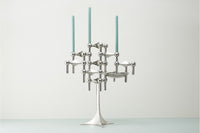 STOFF Copenhagen(旧Just Right社から独立)は、1960年代にWerner Stoffによってデザインされ、Nagel社より販売されていたキャンドルホルダーをSTOFFキャンドルホルダーという名で復刻する権利を得て再現しました。この美しい彫刻のようなキャンドルホルダー、STOFFはデンマークを象徴するデザインで北欧の多くの有名ブロガーやデザインストアなどで紹介されています。