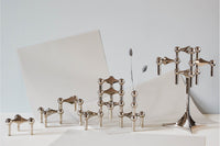 STOFF Copenhagen(旧Just Right社から独立)は、1960年代にWerner Stoffによってデザインされ、Nagel社より販売されていたキャンドルホルダーをSTOFFキャンドルホルダーという名で復刻する権利を得て再現しました。この美しい彫刻のようなキャンドルホルダー、STOFFはデンマークを象徴するデザインで北欧の多くの有名ブロガーやデザインストアなどで紹介されています。