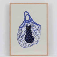 The Poster Club(ポスタークラブ)は、デンマーク・コペンハーゲンを拠点とするオンラインショップで、北欧デザインの高品質なポスターやアートプリントを専門に取り扱っています。新進気鋭の若手アーティストから世界的に活躍する作家まで、多彩なラインナップが魅力。北欧のライフスタイル、ファッション、インテリアデザインのトレンドを取り入れたミニマルで洗練された作品は、シンプルで上質な空間に自然と溶け込みます。ナチュラルインテリアや韓国風の部屋づくり、和モダンテイストにも調和し、アートを取り入れた暮らしを提案。世界中のインテリア雑誌やデザインメディアにも多数掲載されており、感度の高いユーザーからも厚い信頼を集めています。The Poster Clubは、アートプリントを通して日常に美とインスピレーションを届ける、北欧インテリア好きにおすすめのブランドです。