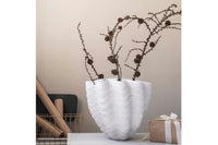 Mette Ditmerは20年以上にわたり、バスルームとベッドルームのアイコニックなアクセサリーとホームテキスタイルを提供してきました。この2つの部屋に焦点を当てたのはそれがMette Ditmer自身のオアシスであり幸福な生活をおくる上で最重要と考えたからです。細部にまでこだわり、スカンジナビアンの色やグラフィックにクラシックデザインを取り入れた素晴らしい製品を見ることができます。