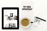 My Deer Art Shopは、「日常に、ほんの少しの物語を。」をコンセプトに、アートの持つ癒しと温もりを暮らしに届けるブランドです。愛らしい動物たちや幻想的な風景、心に残る言葉をモチーフに、イラストレーションやアートポスター、雑貨を展開。特に“鹿(Deer)”をブランドの象徴とし、静かで優しい世界観を大切にしています。ブランドの始まりは、自然と動物、そして小さな物語を描き続けてきたひとりのイラストレーターのアトリエでした。自身の描く作品が、見る人の心をそっと癒し、時には励ましになることを知り、2020年にMy Deer Art Shopとしてオンラインショップを立ち上げました。手に取った人が、作品に込められた物語やぬくもりを感じられるよう、一点一点に心を込めて制作しています。