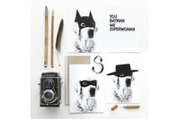 My Deer Art Shopは、「日常に、ほんの少しの物語を。」をコンセプトに、アートの持つ癒しと温もりを暮らしに届けるブランドです。愛らしい動物たちや幻想的な風景、心に残る言葉をモチーフに、イラストレーションやアートポスター、雑貨を展開。特に“鹿(Deer)”をブランドの象徴とし、静かで優しい世界観を大切にしています。ブランドの始まりは、自然と動物、そして小さな物語を描き続けてきたひとりのイラストレーターのアトリエでした。自身の描く作品が、見る人の心をそっと癒し、時には励ましになることを知り、2020年にMy Deer Art Shopとしてオンラインショップを立ち上げました。手に取った人が、作品に込められた物語やぬくもりを感じられるよう、一点一点に心を込めて制作しています。