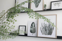 My Deer Art Shopは、「日常に、ほんの少しの物語を。」をコンセプトに、アートの持つ癒しと温もりを暮らしに届けるブランドです。愛らしい動物たちや幻想的な風景、心に残る言葉をモチーフに、イラストレーションやアートポスター、雑貨を展開。特に“鹿(Deer)”をブランドの象徴とし、静かで優しい世界観を大切にしています。ブランドの始まりは、自然と動物、そして小さな物語を描き続けてきたひとりのイラストレーターのアトリエでした。自身の描く作品が、見る人の心をそっと癒し、時には励ましになることを知り、2020年にMy Deer Art Shopとしてオンラインショップを立ち上げました。手に取った人が、作品に込められた物語やぬくもりを感じられるよう、一点一点に心を込めて制作しています。