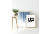 My Deer Art Shopは、「日常に、ほんの少しの物語を。」をコンセプトに、アートの持つ癒しと温もりを暮らしに届けるブランドです。愛らしい動物たちや幻想的な風景、心に残る言葉をモチーフに、イラストレーションやアートポスター、雑貨を展開。特に“鹿(Deer)”をブランドの象徴とし、静かで優しい世界観を大切にしています。ブランドの始まりは、自然と動物、そして小さな物語を描き続けてきたひとりのイラストレーターのアトリエでした。自身の描く作品が、見る人の心をそっと癒し、時には励ましになることを知り、2020年にMy Deer Art Shopとしてオンラインショップを立ち上げました。手に取った人が、作品に込められた物語やぬくもりを感じられるよう、一点一点に心を込めて制作しています。