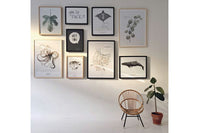 My Deer Art Shopは、「日常に、ほんの少しの物語を。」をコンセプトに、アートの持つ癒しと温もりを暮らしに届けるブランドです。愛らしい動物たちや幻想的な風景、心に残る言葉をモチーフに、イラストレーションやアートポスター、雑貨を展開。特に“鹿(Deer)”をブランドの象徴とし、静かで優しい世界観を大切にしています。ブランドの始まりは、自然と動物、そして小さな物語を描き続けてきたひとりのイラストレーターのアトリエでした。自身の描く作品が、見る人の心をそっと癒し、時には励ましになることを知り、2020年にMy Deer Art Shopとしてオンラインショップを立ち上げました。手に取った人が、作品に込められた物語やぬくもりを感じられるよう、一点一点に心を込めて制作しています。