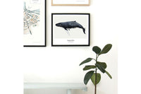 My Deer Art Shopは、「日常に、ほんの少しの物語を。」をコンセプトに、アートの持つ癒しと温もりを暮らしに届けるブランドです。愛らしい動物たちや幻想的な風景、心に残る言葉をモチーフに、イラストレーションやアートポスター、雑貨を展開。特に“鹿(Deer)”をブランドの象徴とし、静かで優しい世界観を大切にしています。ブランドの始まりは、自然と動物、そして小さな物語を描き続けてきたひとりのイラストレーターのアトリエでした。自身の描く作品が、見る人の心をそっと癒し、時には励ましになることを知り、2020年にMy Deer Art Shopとしてオンラインショップを立ち上げました。手に取った人が、作品に込められた物語やぬくもりを感じられるよう、一点一点に心を込めて制作しています。