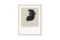 My Deer Art Shopは、「日常に、ほんの少しの物語を。」をコンセプトに、アートの持つ癒しと温もりを暮らしに届けるブランドです。愛らしい動物たちや幻想的な風景、心に残る言葉をモチーフに、イラストレーションやアートポスター、雑貨を展開。特に“鹿(Deer)”をブランドの象徴とし、静かで優しい世界観を大切にしています。ブランドの始まりは、自然と動物、そして小さな物語を描き続けてきたひとりのイラストレーターのアトリエでした。自身の描く作品が、見る人の心をそっと癒し、時には励ましになることを知り、2020年にMy Deer Art Shopとしてオンラインショップを立ち上げました。手に取った人が、作品に込められた物語やぬくもりを感じられるよう、一点一点に心を込めて制作しています。
