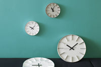 ロンドンを拠点に活躍する安積伸・安積朋子によるアルミニウムクロック。アルミ一体成型の豊かな品質とシンプルで力強いデザインが特徴です。アルミの素材感と丁寧に磨き上げられたインデックスが美しく融合され、シャープな印象を与えます。