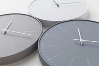 数字の代わりにタンポポ(=dandelion)の綿毛の本数によって時刻を伝える掛け時計です。綿毛がふわふわと風に舞い散るように、流れ続ける時を表現しています。タンポポの綿毛をモチーフにした繊細なデザインが特徴のこの時計は、シルク印刷の限界とされる本体枠の際から8mmの場所まで印刷することによって、時計盤面いっぱいに綿毛が舞い散るイメージを再現しています。また、樹脂枠の肉厚を通常よりも厚い4mmにし、適度な重量を持たせることで、心地よい重さを感じます。カラーバリエーションは、ホワイト・グレー・ベージュの3色展開。アースカラーの落ち着いた色合いが、優しい印象を与えてくれます。