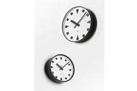 「重厚な建築にどう対処していくかが問題点だった。建築家の長老松本与作先生(第一生命顧問)、谷口吉郎先生、勝美勝さんからも誉めて頂いた、私の会心作。」現在も日比谷交差点に立つ、第一生命本社のポール時計(1972)は自他共に認める氏の代表作であり、極限まで切りつめられたシンプルで力強いデザインは、その視認性の高さも合わせてパブリッククロックの手本となりました。40周年を迎えた2012年、パーソナルサイズにリデザインして、新たに「日比谷の時計」としてレムノスのコレクションに加わりました。確かな存在感のある時計です。