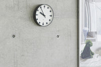 「重厚な建築にどう対処していくかが問題点だった。建築家の長老松本与作先生(第一生命顧問)、谷口吉郎先生、勝美勝さんからも誉めて頂いた、私の会心作。」現在も日比谷交差点に立つ、第一生命本社のポール時計(1972)は自他共に認める氏の代表作であり、極限まで切りつめられたシンプルで力強いデザインは、その視認性の高さも合わせてパブリッククロックの手本となりました。40周年を迎えた2012年、パーソナルサイズにリデザインして、新たに「日比谷の時計」としてレムノスのコレクションに加わりました。確かな存在感のある時計です。