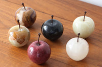 天然のマーブルストーン(大理石)を削り出して作られたアップルオブジェ。ヴィンテージでも見られるマーブルストーンを使用した削り出しオブジェを再現したデザイン。デスク周り、棚へのディスプレイやペーパーウェイトとしてお使いいただけます。