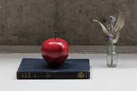 天然のマーブルストーン(大理石)を削り出して作られたアップルオブジェ。ヴィンテージでも見られるマーブルストーンを使用した削り出しオブジェを再現したデザイン。デスク周り、棚へのディスプレイやペーパーウェイトとしてお使いいただけます。